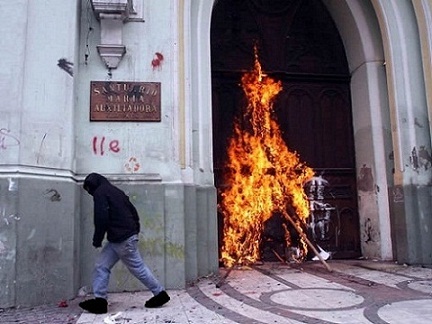 Католики протестуют против осквернений храмов